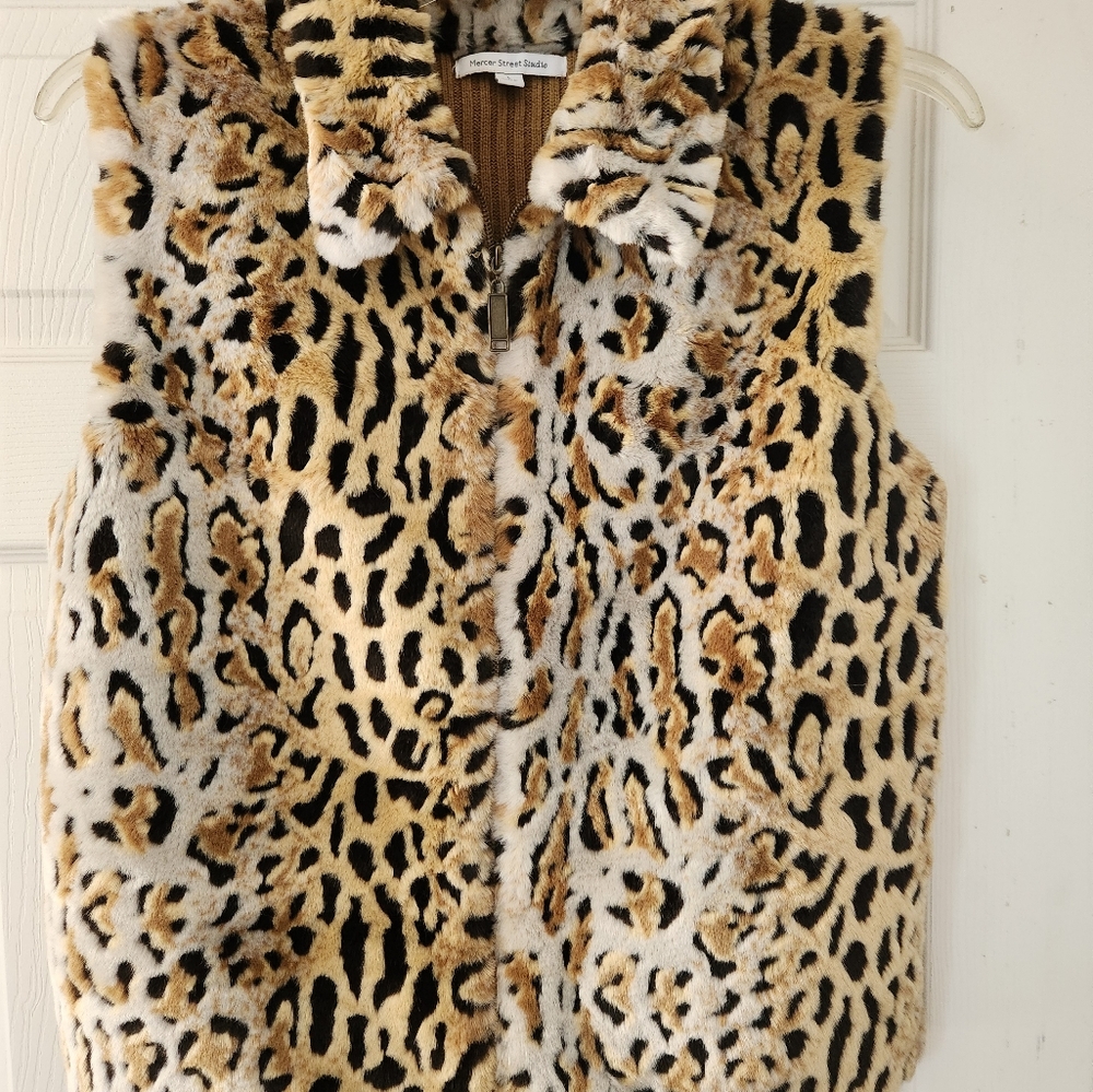 Women's faux fur & knit vest EUC